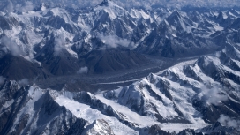 高清晰连绵起伏的高雪山壁纸