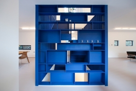 重新配置和翻新的蓝色钢楼梯-在房屋中间看起来像“美术馆雕塑”，可以做书柜又可以做楼梯