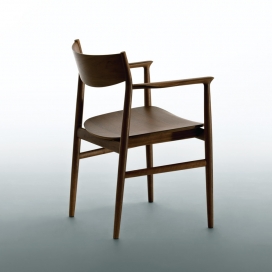 孔德之家-Kamuy木制家具-配有实木或织物覆盖的座椅，并配有倾斜的拱形靠背，圆润的边角和纤细的腿呼应了椅子的形式