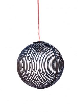 探索光学幻觉-一个网球状吊灯-灵感来自欧普艺术的启发，两个半球体作为前景和背景，重叠时形成线性图案