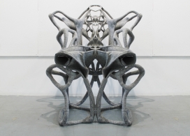 巴特利特学生创造的树脂混合物自立椅子