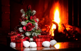 高清晰壁炉里的圣诞装饰品