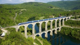 高清晰行驶在高桥上的观光火车唯美风景壁纸下载