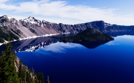 火山口蓝湖雪景全景