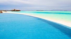 马尔代夫蓝色游泳池