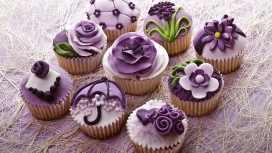 紫色花杯子蛋糕