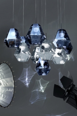 探索“未来派光学”-英国设计师汤姆・狄克森（Tom Dixon）在米兰照明展会发布的产品，其中包括高度抛光的“Cut”（切割）技术灯，在开启时将呈现千变万化的反射。