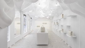 折叠涟漪效应云皮包商店设计-设计师为了纪念意大利配件品牌valextra八十周年设计，商店分为三个主要部分，其中每一个是由白色球形状吊坠，并对比鲜明的白色色调，旨在创造一个“超现实的氛围”