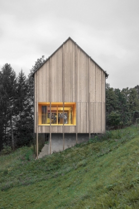贝尔纳多・巴德（Bernardo Bader）在奥地利山脉建设的混凝土底座落叶松家园
