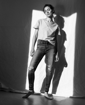 美国时尚品牌艺术家Conie Vallese最新的苗条Madewell牛仔裤和皱褶上衣