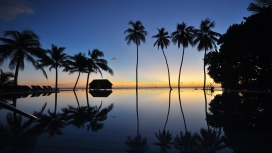 高清晰夕阳下的椰岛湖小屋壁纸