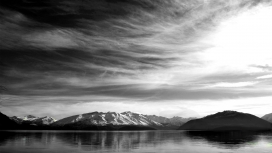 高清晰平静的雪山湖黑白壁纸