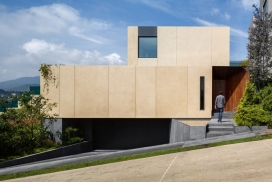 ASP使用压缩地块形成现场构建的墨西哥Cumbres房子