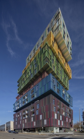 14000平方米17层高的五彩积木堆叠屋公寓