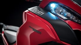 高清晰红色杜卡迪Multistrada摩托车细节壁纸