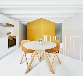 https://www.2008php.com/黄金立方体复式公寓-一个宽敞的两层楼，围绕着一双高度黄金立方体，设计师把两个不同的家庭连接在一起，通过一个新的卧室和楼梯来连接