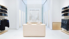 在线时尚品牌Everlane纽约第一家实体店铺-采用柔和色彩打造类似陈列室的格局