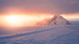 高清晰冬季雪山脚下的日落壁纸