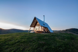 为假日游客提供山谷景色的Airbnb三角屋顶小屋