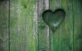 高清晰绿色木板镂空爱心壁纸