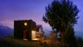 Alfonso Arango在他童年的家附近建造了一个小小的黑色小屋