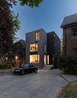 Instar House-加拿大艾伦比一幢极简主义的三层木结构建筑