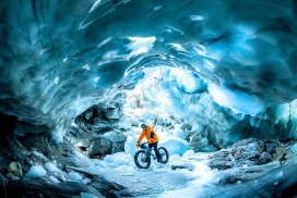 骑行在格陵兰岛的冰洞