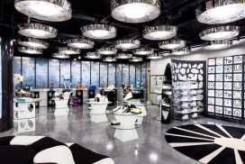 米兰设计商店-黑色和白色的内饰搭载着品牌的圆形图案