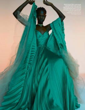 绿色优雅的黑人女神-VOGUE时尚西班牙-巴黎非凡的视觉