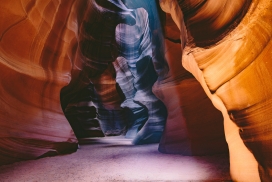 高清晰美丽的戈壁山洞沙漠壁纸