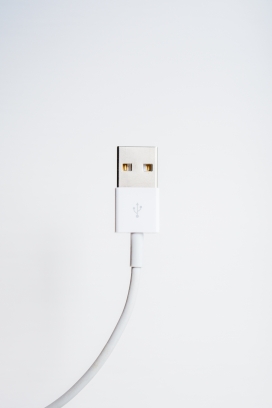 高清晰白色USB充电线壁纸