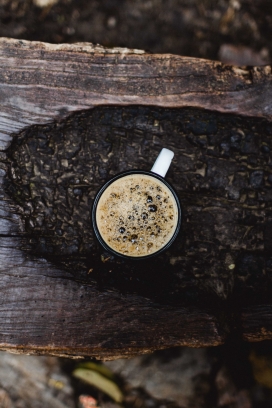 高清晰木桩上的热咖啡奶茶IMAC壁纸