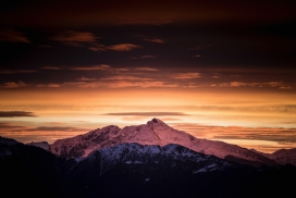 高清晰夕阳下的高山壁纸