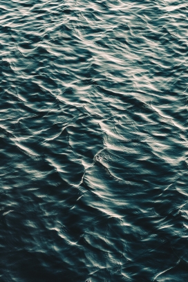 高清晰深蓝的海水壁纸