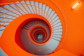 高清晰旋转的红橙楼梯