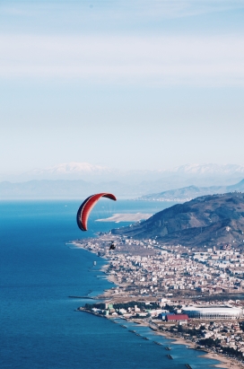 海边城镇的滑翔伞