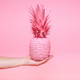 手心上的粉红色菠萝