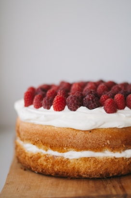 美味的树莓奶油双层蛋糕