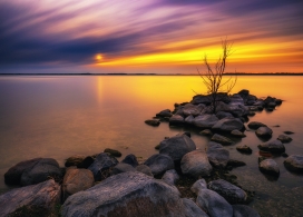 岩石湖的日出
