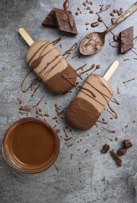 新鲜制作的巧克力冰棒
