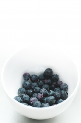 白碗中的黑色蓝莓