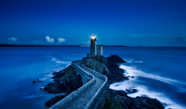 通往海洋的蓝色护城墙灯塔光芒