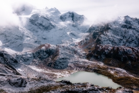 融雪后的雪山湖