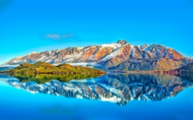 碧水蓝天的雪山湖泊