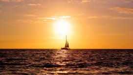 日落湖帆船