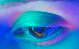 美丽蓝色氛围灯的眼睛