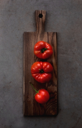 木勺上的三个红番茄