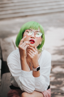 绿发墨镜女郎