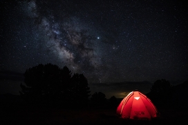 满天星空下的红色帐篷夜景图