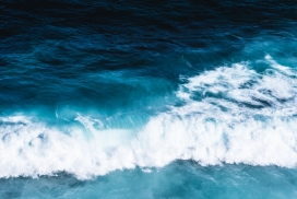 汹涌的蓝色海浪